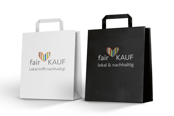 2 Papiertragetaschen der fairKAUF-Geschäfte mit dem neuen Logo 