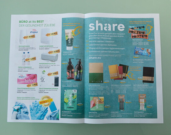 Seite aus einem BüroBest Flyer mit nachhaltigen SHARE-Produkten