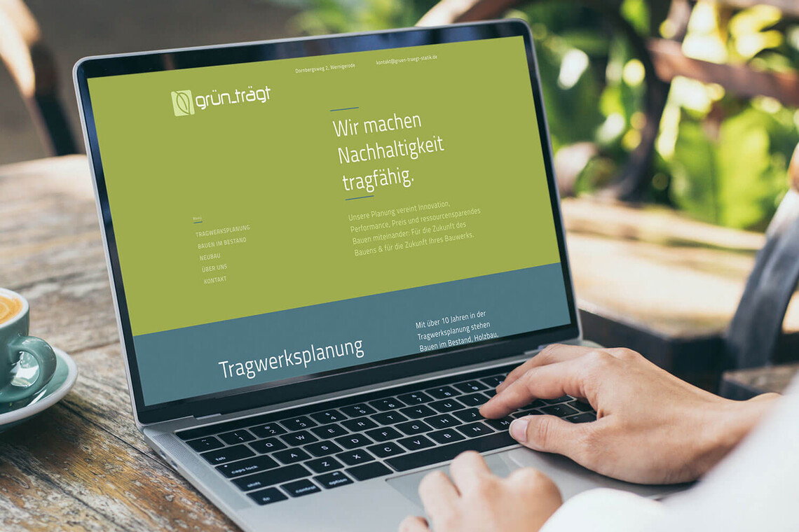 Die neue Webseite der Firma "grün trägt" erscheint klar, minimalistsich und leicht